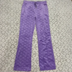 Lila Juicy Couture Byxor med diamanter & fickor - Slutsålda juicy byxor. Sjukt mysiga fina mjukisbyxor som aldrig används❤️Storlek M men passar S. De har fickor på framsidan och diamanter på baksidan. Inga defekter alls då de inte använts. 