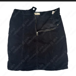 TALL Svart kjol Manchester - Svart mini-kjol (TALL) i Manchester-tyg. Storlek 40 men mer som en 36/38. Aldrig använd.