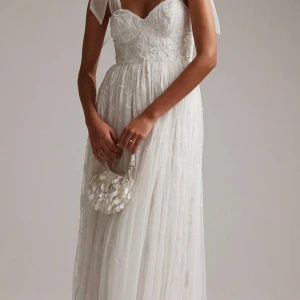 Balklänning  - Säljer nu denna fantastiska klänning då jag hittat en annan🫶🏻🤩 Helt oanvänd, endast provad med lapparna kvar. 