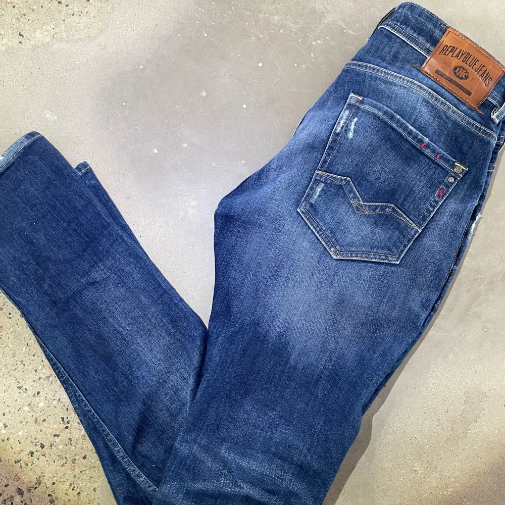 Säljer dessa Replay Rob jeans! Storlek 32 passar S/M👖 🍾 Skick 9,5/10! Pris:399 Köpta för 1299. Jeans & Byxor.