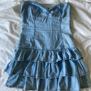 JEANSKLÄNNING VOLANG - Så fin klänning🫶🏼 Storlek M 