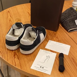 Valentino flycrews  - Tja säljer nu dessa väldigt snygga valentino flycrew i en väldigt snygg färg som är svår o få tag på(Skick 7/10) allt og tillkommer🙌 7-8 nitar saknas Storlek 41 men passar 42