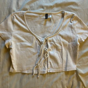 Tshirt  - En perfekt topp för sommaren, endast använd 1 gång🤍