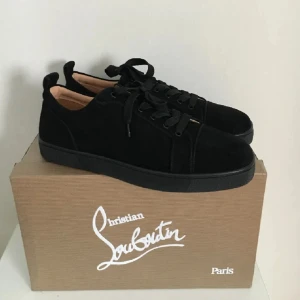 Christian Louboutin  - Säljer mina loubs, storlek 43, i super skick. Mocha på utsidan och lyxigt läderinlägg gör dem extra bekväma. Köpte dem själv helt nya för 7000kr kvitto kommer med och låda. Fri frakt vid snabb affär.