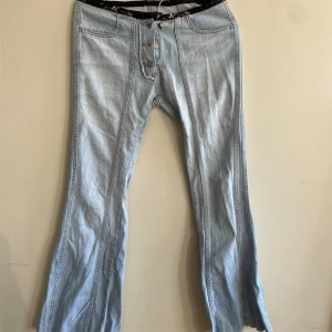 Lågmidjade jeans  - Ljusblå lågmidjade jeans med cool ficka.  Passar XXS eller XS   ‼️Har ett litet hål vid en av knaparna ‼️