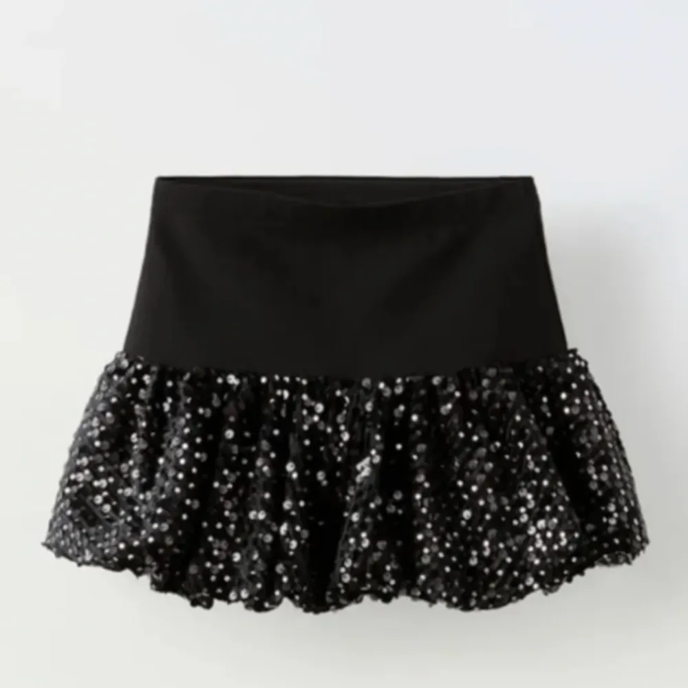 Säljer min fina eftertraktade Zara kjol. Använd 1 gång, nyskick💘 i storlek 13 - 14 år och 164❤️ jag står för frakt . Kjolar.