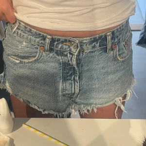 Jeansshorts från zara - Säljer dessa jättesnygga jeansshorts från zara pga att jag inte får någon användning av dom💕 de är i strl 38 men skulle säga att dom passar som 36 och 34 också💕 pris kan diskuteras!!