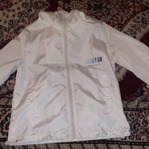 Trapstar regnjacka, XS. - Storlek xs, mycket fin och ny trapstar regnjacka. Skickas snabbt.