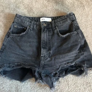 Jeans shorts  - Säljer dessa svarta jeans shorts från Zara då dom tyvärr inte passar längre🤍