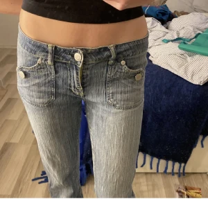 Y2k jeans  - Delar igen!    OTROLIGA jeans från 2000-talet😩 perfekt skick, saknat bara en knapp bak på rumpan. Hör av för mått/ fler bilder 