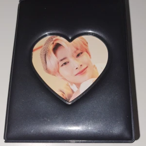 PC binder  - Supersöt Photocard binder🧸 Ha sleeves på PC's för den har PVC🤍