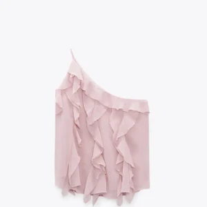 Zara volang topp - Slutsåld volangtopp från zara.  Supersnygg blus/topp perfekt till sommaren endast använd 1 gång💕 * Lånade bilder