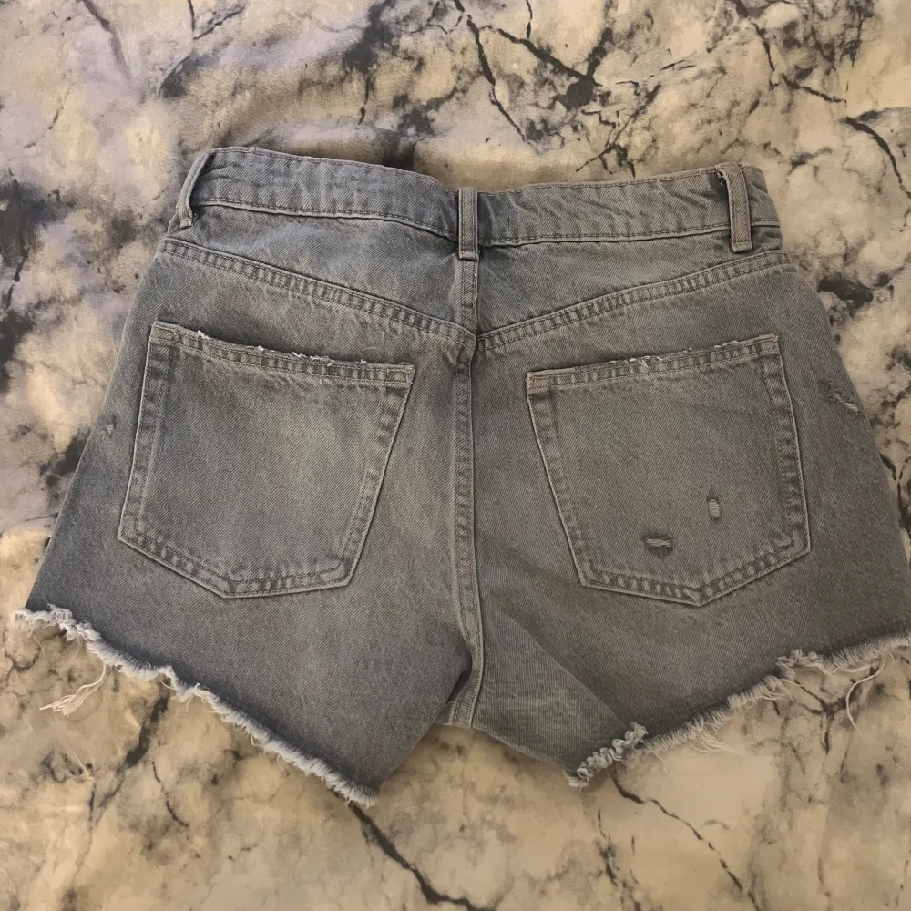 Säljer mina gråa shorts från zara i storlek 36💕Aldrig använt och inga skador eller defekter💕. Shorts.