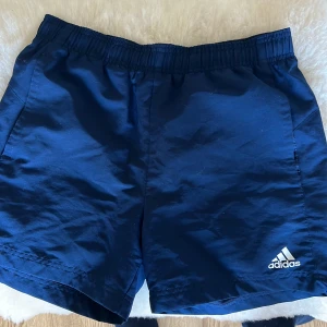 Adidas shorts  - Adidas shorts storlek 160 skulle säga passar S kanske lite i psssform