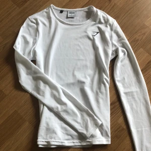 Gymshark tröja - Väldigt fin långärmad tröja, men kommer tyvärr inte till användning🤍  Storlek: S Pris: 200kr Perfekt att löpa i, men fungerar till allt🫶🏽