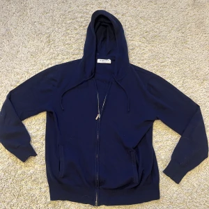 Kashmir zip  - Kashmir/merinoull zip i använt skick men Inge fel på den (8-8,5/10). Hör av dig vid funderingar och pris kan diskuteras vid snabb affär mvh Mh.sellout🍾