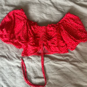 Röd/vit/prickig topp - Jag säljer denna helt nya toppen från Zara. Den är endast provad och jag säljer den för att jag inte passade i den. Storlek S. 45 kr❣️