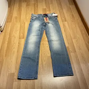 (30) lågmidjade bootcut jeans helt nya med lappar kvar, midjemått rakt över: 34 cm, innerbenslängd 77cm. Stretchiga!🩵