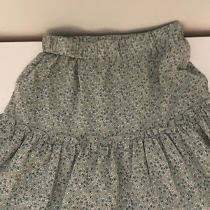 Ljusgrön blommig kjol - Använd max 3 ggr  Pris kan diskuteras vid snabbt köp☺️