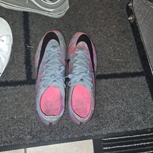 Nike mecurial air zoom - Köpt för 3500 pris kan diskuteras 8/10skick dobbarna är bra det är konstgräs och gräs skor bra kvalite size 42