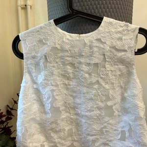 Helt ny top  - Helt ny med lab  Nypris 299kr  Pris kan sänkas vid snabb affär 