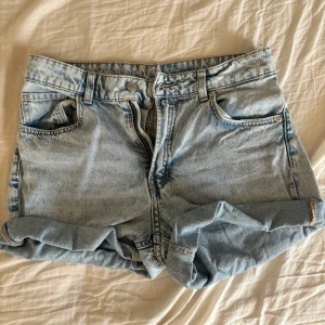 Jeans Shorts - Mid-waist jeansshorts från hm💞