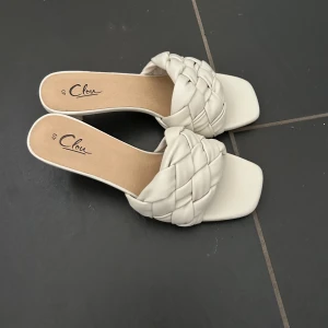 Sommarklackar - Säljer dessa super fina krämvita klackarna🥰🥰🥰 de är endast använda någon enstaka gång och är nästintill nyskick💕💕