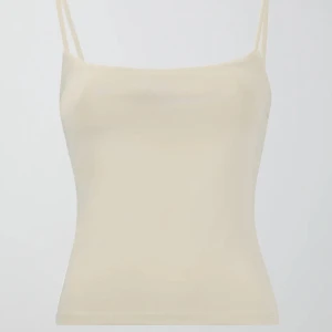 Gina tricot topp - Topp från Gina, ny med lapparna kvar. Storlek XXS, men passar XS, stretchig och tjockt tyg så inte alls genomskinligt! 