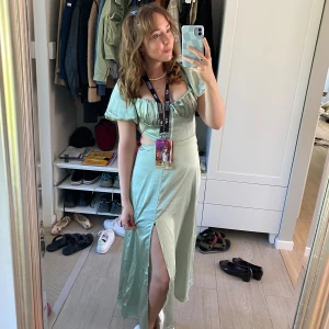 Satin klänning  - Jättefin ljusgrön klänning! Är inte äkta satin utan polyester. Säljer den då den är lite för liten, skulle säga den är en XS och inte S - särskilt i byst partiet. Passar säkerligen någon som har S men lite mindre bröst också! ☺️ Enbart prövad!