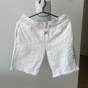 Tommy hilfiger shorts - Vita Tommy hilfiger shorts i gott skick.