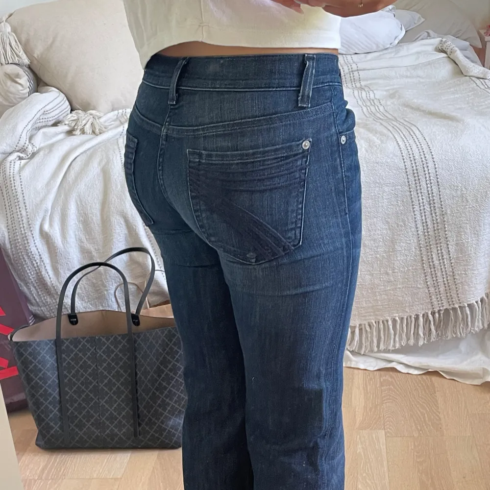 Lågmidja jeans från freesoul i storlek 24. Jeansen ser nästan oanvända ut och de är uppsydda cirka 5cm om man vill få jeansen längre. Priset kan diskuteras och skriv vid fler frågor.☀️💛🍋. Jeans & Byxor.