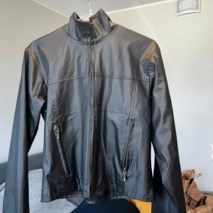 Svart jacka - Säljer denna skitsnygga jacka i storlek 36 då den inte kommer till användning🩷