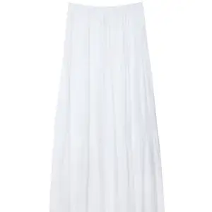 Säljer en fin lång kjol i storlek xs som är perfekt nu till sommaren! Den är bara testad på men aldrig använt!💕