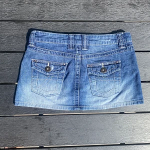 Jeans kjol - Mini jeanskjol. Super söt med fina fickor, storlek 38 men motsvarar XS. Midjemått 36,5 cm!😊