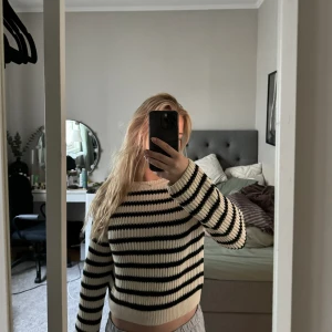 Stickad tröja  - Randig stickad tröja i svart och beige, från zara, storlek s, använd Max 3 gånger 