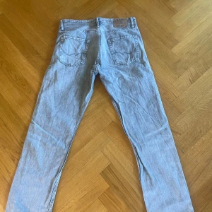 Jeans grå JJ 31/32 relaxas / Chris - Okej skick jeans 