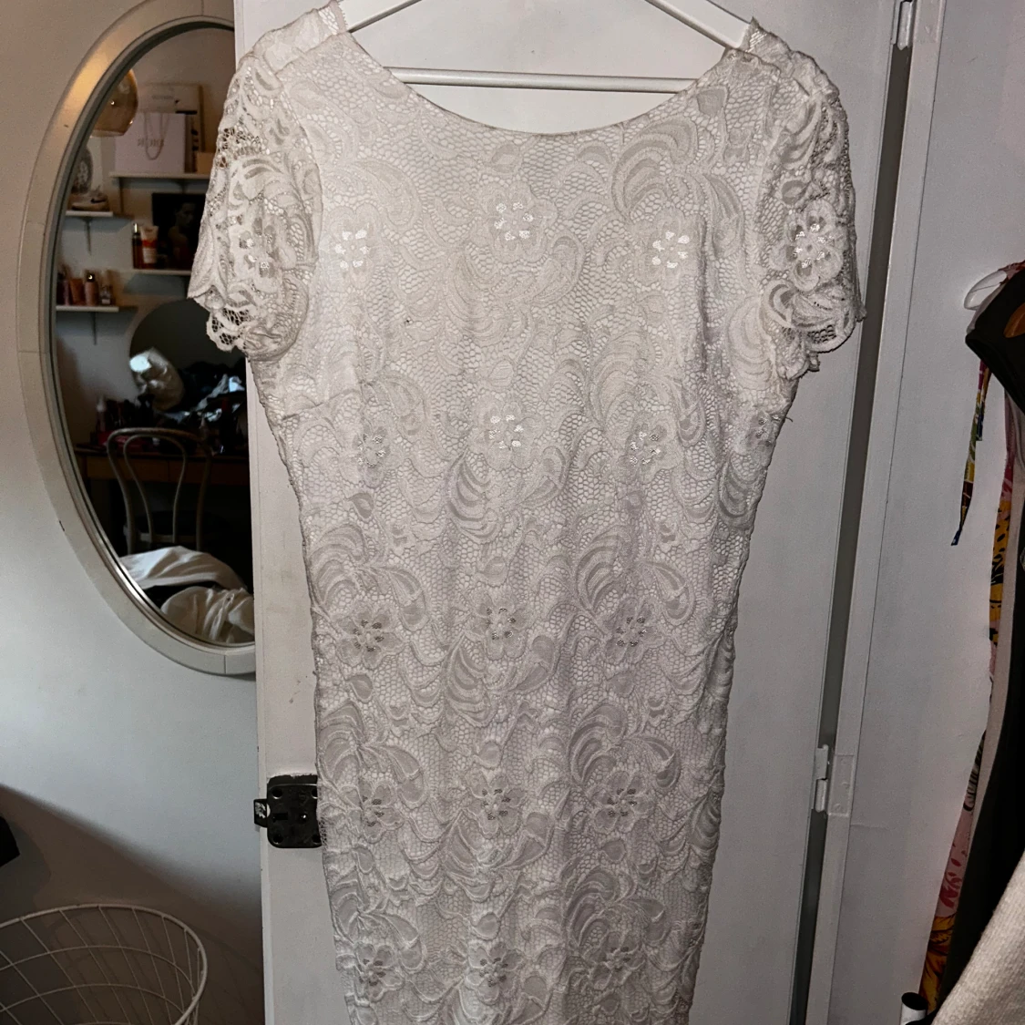 Vit spetsklänning 