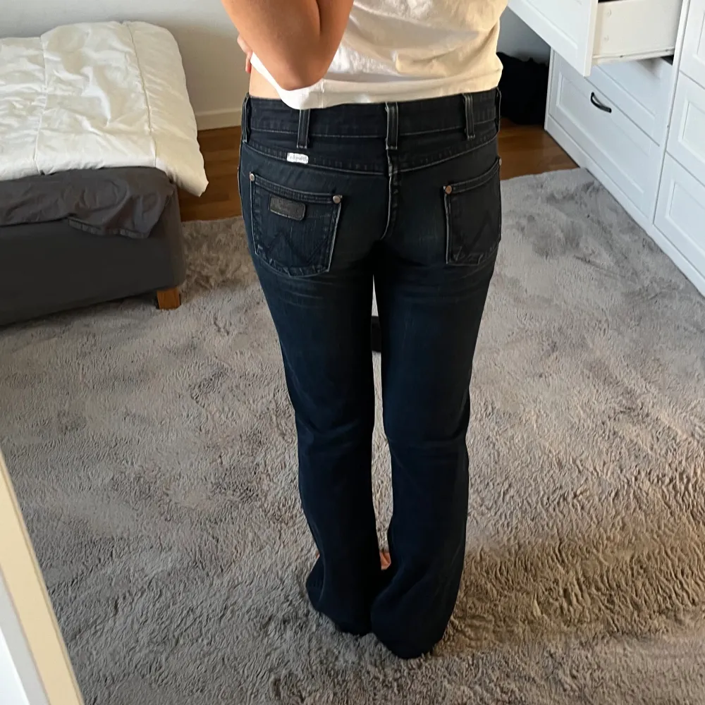 Säljer dessa lågmidjade jeans från Wrangler!!!❤️❤️❤️sååå snygga, vet ej storlek men uppskattar till 27/36. Jeans & Byxor.