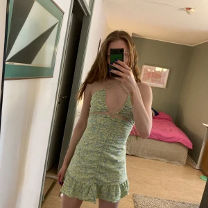 Zara klänning mini lin linne blommor midsommar snörning volang sommar - Supersöt klänning från Zara som tyvärr inte kommer till användning. Fint skick! Storleken är S och på mig som brukar ha 36 sitter den enligt bilderna men passar också XS/34 då den är liten i storlek. 52% lin och resten viskos, så jätteskön och luftig