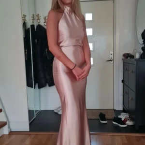Bal klänning  - Denna balklänning var ett alternativ för mig men valde den aldrig så den e helt oanvänd, alltså då inga defekter! Jätte fin ljus rosa och väldigt stretchigt material😁