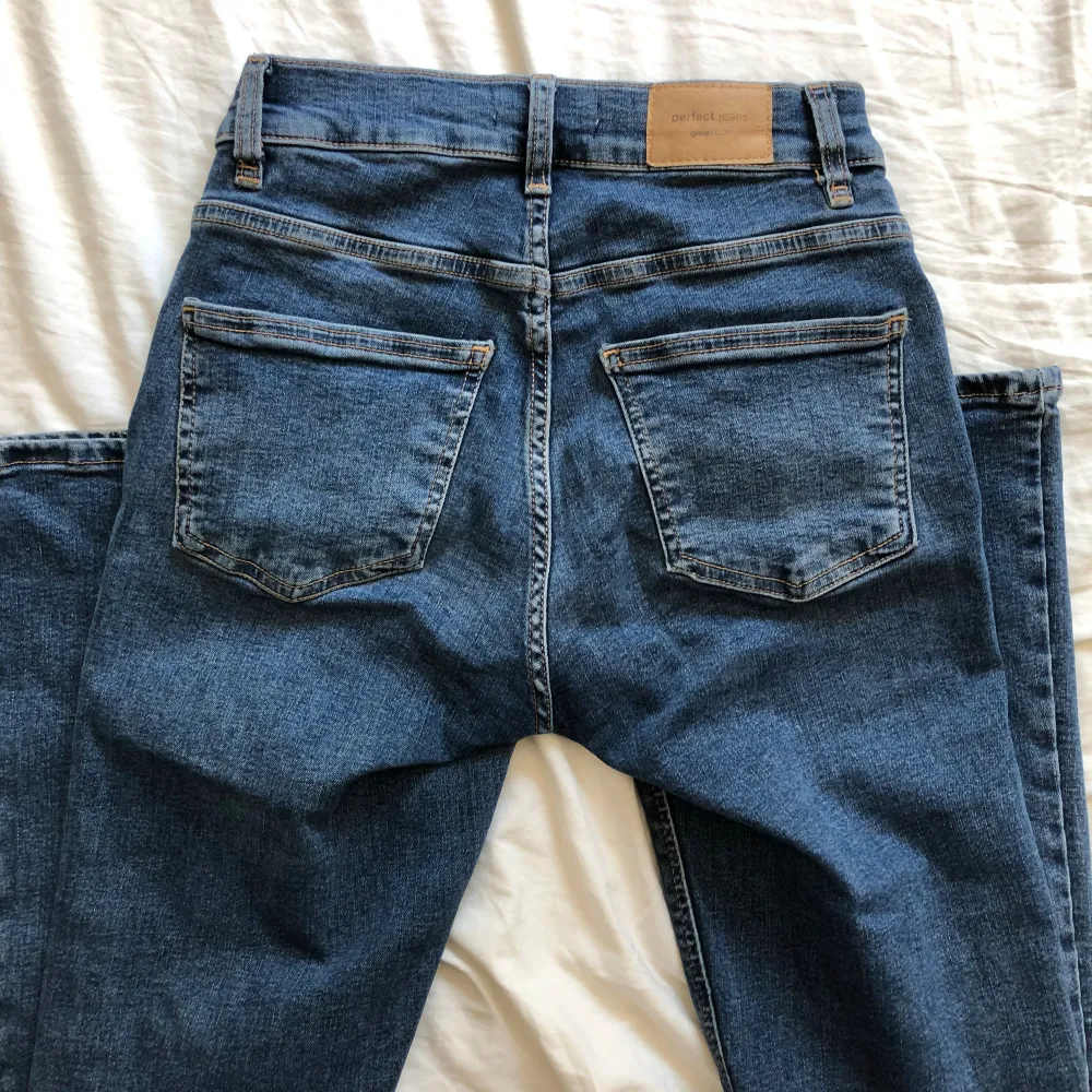 Jeans från Gina tricot. Säljer då de är för korta på mig som är 173😔Innerbenslängd-78cm Midjemått-31. Jeans & Byxor.