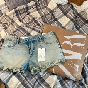 Zara jeansshorts - Helt nya och aldrig använda! De är lågmidjade💞