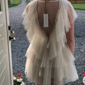 Ida Sjöstedt - Ida Sjöstedt klänning ”aurora”. Den ”glittriga” modellen. Storlek 38 men passar även mindre (själv har jag offta storlek 36). Superfint skick aldrig andvänd, lapp kvar. Finns ej att få tag på idag, nypris ca 4500. Kom med förslag!