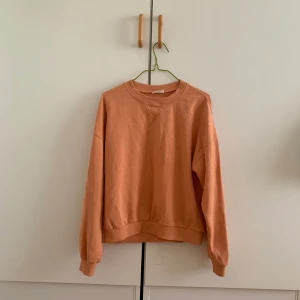 Bästa sommartröjan! - Säljer denna tröja som jag levde i förra sommaren, och som fortfarande är i otroligt bra skick! Jag köpte den på secondhand pga den härliga färgen! För 140 kr kan den bli din! Hör av dig om du är intresserad eller vill ha fler bilder!