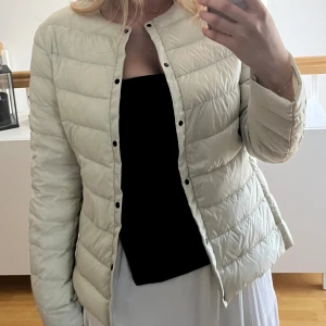 Vit vårjacka  - Superfin vit vårjacka. Använd få gånger, inga skador. Hör av dig vid frågor💗🥰