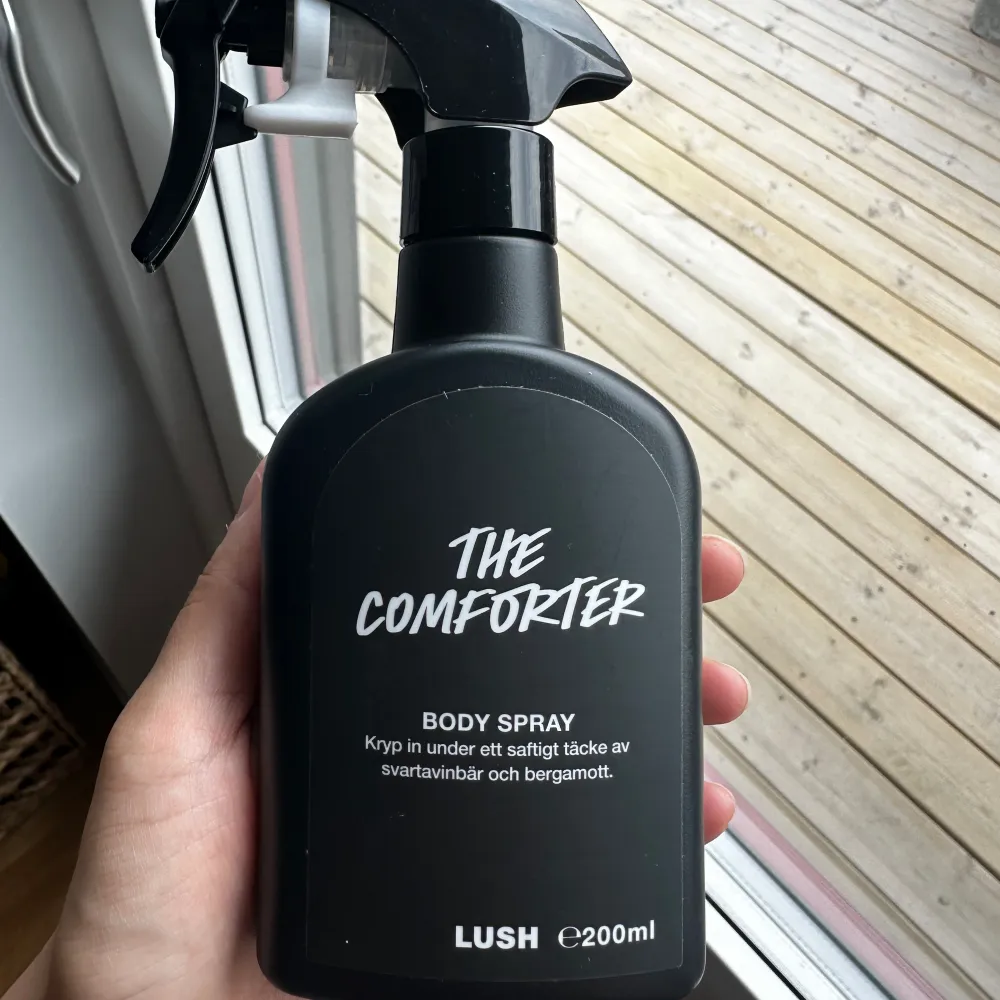 ”The Comforter Body Spray” Spritza den här söta misten över hela kroppen för att bädda in dig själv i en mysig filt av svartvinbärslugn. Endast taget ett spray för att dofta , men tyvärr inte min smak av doft.  200ml och nypris är 300kr mitt pris 200. Parfym.