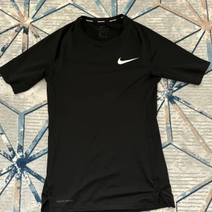 Nike tröja - Tight fit tshirt från Nike (compression tee) strl S 