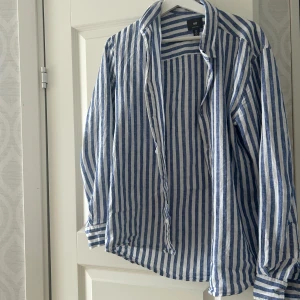 Linneskjorta  - Köpt på HM i Stl M Bra skick  Hör av er för fler bilder eller frågor!