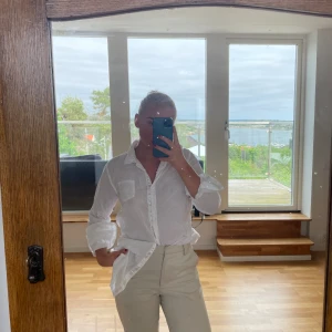 Vit skjorta  - Storlek S, köpt på en marknad och är använd ca 2 gånger 