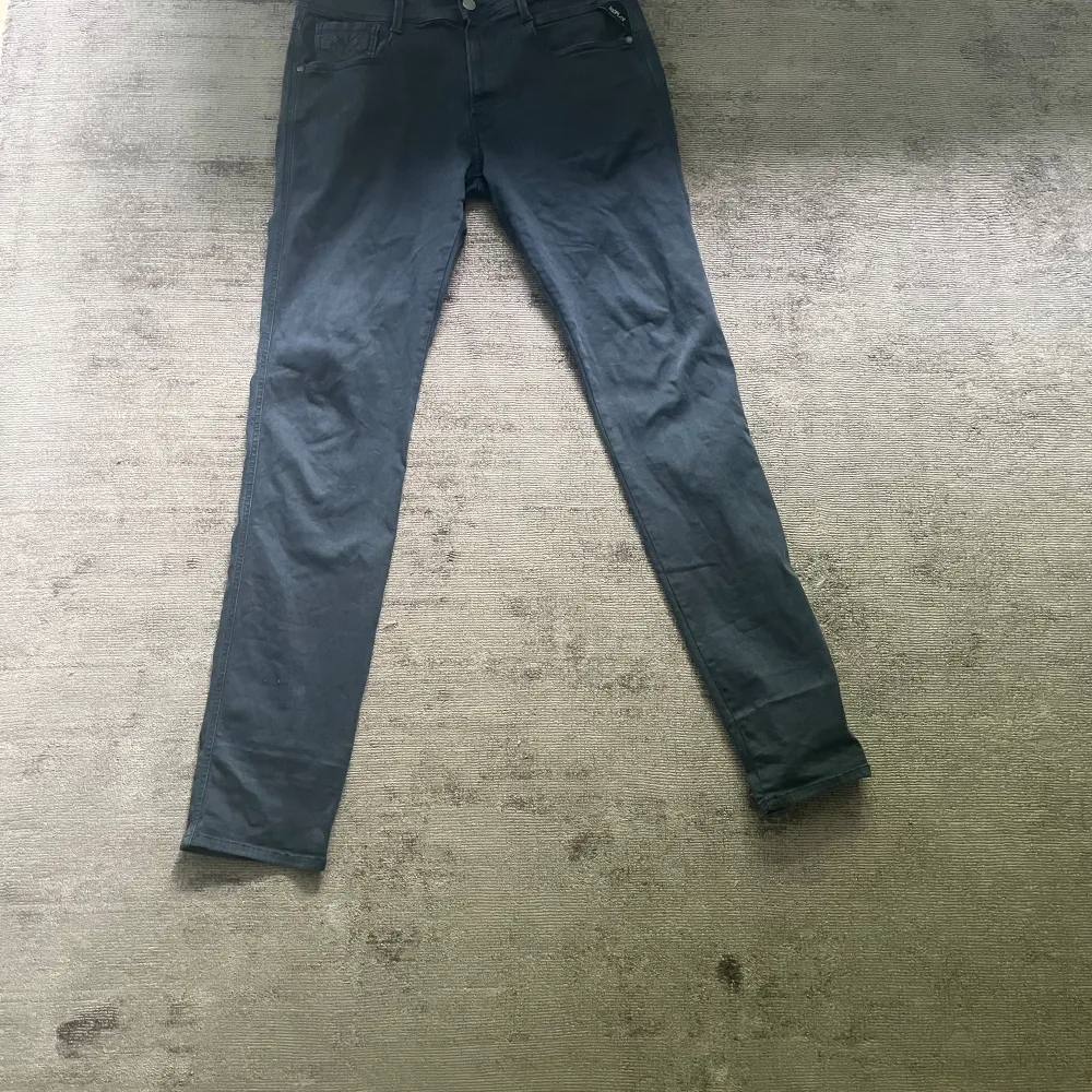 Säljer dessa slim fit replay jeans i modellen ”anbass hyperflex”. Storleken är W32 L34 och färgen är svart. Inga skador på plagget men passar inte mig då de är för stora. Jeans & Byxor.